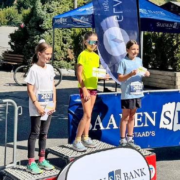 110 Kinder am Kids Run 2025 - Podest Mädchen U10: 1. Herrmann Emelie, 2. Le Cossec Cara, 3. Müllener Giulia.