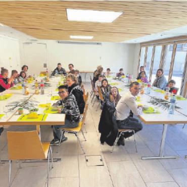 Eindrücklicher Einkehrtag in Zweisimmen - Unten: Mittagessen im Begegnungsraum. FOTOS: ALEXANDER PASALIDI