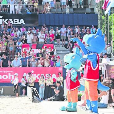 Sommer, Sonne, Stimmung: Swatch Beach Pro Gstaad 2023 - Mit Mus Minimus in der Konzentrationsphase: Es folgte ihr Tanz mitten auf dem Centercourt.