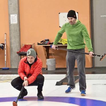Gold, Silber und Bronze nicht nur in Cortina, sondern auch beim Curlingturnier des Gewerbevereins - Hierhin muss er gleiten.