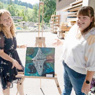 Offene Türen: Die Alpenruhe lud zu Vernissage und Entdeckungsreise ein - Anina Kneubühler (links) und Isabelle Zeller führen durch die Ausstellung der selbstgemalten Bilder der Klienten in der Alpenruhe.