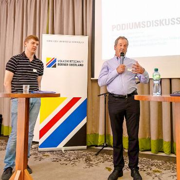 Toni von Grünigen: «Ziele gemeinsam verfolgen!» - Podiumsgespräch, v.l.: Marc Ungerer, Geschäftsführer Jungfrau Region Tourismus AG, Adrian Bürgy, Zern & Partner, Toni von Grünigen, Gemeindepräsident von Saanen, und Franz Christ, Gemeinderat Interlaken. FOTO: ZVG