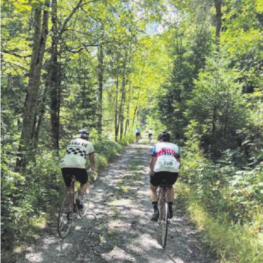 Zum sechsten Mal Nostalgie auf dem Velo: Bergkönig 2022 - Die Streckenvielfalt beim Bergkönig zog auch weniger leidenschaftliche Velofahrer an. FOTO: ZVG