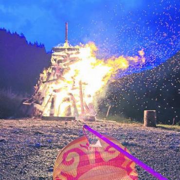 Alles Gute zum Geburtstag, liebe Schweiz! - Idyllischer 1. August, ob mit Feuer und Laterne (links) oder mit einem herrlichen Panorama.