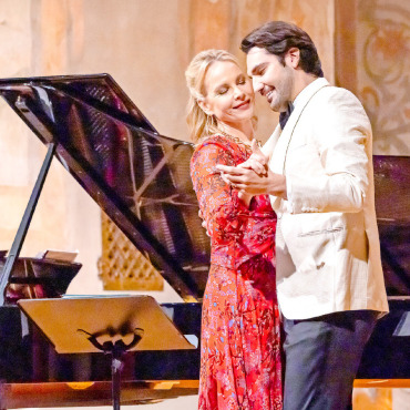 Opernstars in der Kirche Saanen - Gemeinsam mit dem Pianisten Frédéric Chaslin begeisterten Elῑna Garanˇca und Jonathan Tetelman das Publikum. FOTOS: PATRICIA DIETZI/GSTAAD NEW YEAR MUSIC FESTIVAL