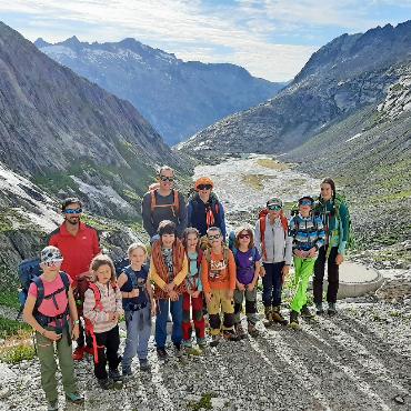 Eine Woche wie «richtige» Alpinisten - Die ganze Gruppe vor der Bächlitalhütte. FOTOS: ZVG