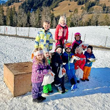 Schülerskirennen Turbach-Bissen: ein Skifest bei frühlingshaftem Wetter - Podest Kindergartenkinder: 1.Elisha Romang; 2. Ivan Hefti; 3. Jessica von Siebenthal.
