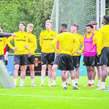 Die Young Boys kicken wieder im Saanenland - Taktiktraining in der Gruppe.