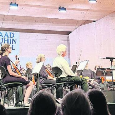 Eine fantastische Symphonie - Kevin Griffiths gibt eine kurze Einführung und erzählt, worum es im Stück gehen wird. FOTO: MARIE-LINE MICHEL