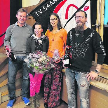 Geehrte, Beschenkte und guter Wein - Die Geehrten mit dem neuen Ehrenmitglied Nadia Blum (zweite von links). Christoph Romang, Suzy Seifritz, Nicolas Dubi (vlnr.) Es fehlen Nina von Siebenthal und Barbara Wyssmüller.