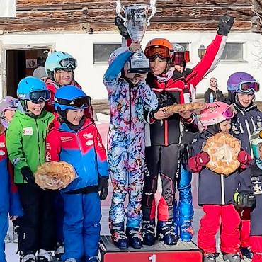 Skirennen – mal anders - Das Podest der Kategorie U12: «JFK 1» vor den «Schneeflitzern» und den «Schönrieder Pistenflitzern».