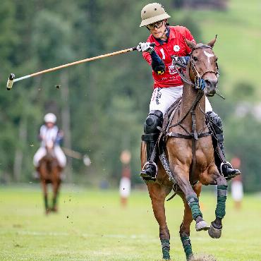Hochkarätiger Wettkampf vor atemberaubender Kulisse - In Rot: Team Gstaad Palace. FOTOS: ZVG