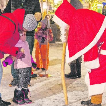 Bildergalerie: Samichlous, du lieba Maa... - Auch in Begleitung der Mutter zeigt das Kind seinen Respekt vor dem Samichlaus.
