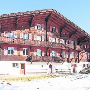 «Alpenblick» plant bezahlbaren Wohnraum - Muss bald einem Neubau weichen: Das Ferienheim Alpenblick in Gstaad. FOTO: KEREM MAURER