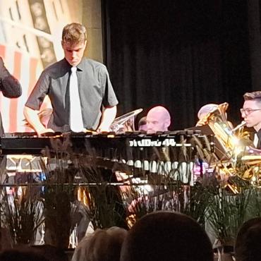 Herbstkonzert der BBHS unter amerikanischer Flagge - Die witzige Komposition «The Typewriter» wurde ebenfalls von Leroy Anderson geschrieben. Wenn jemand so rassig und präzise Schreibmaschine schreiben kann, wie Wiliam Zahler seinem Xylophon die Töne entlockt, dann spielt er in der obersten Liga.
