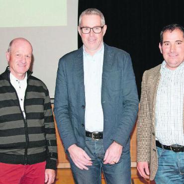 Jahresrückblick 2024 – Politik: Gesundheit, Bauprojekte und Wahlen - Sind von ihren Ämtern zurückgetreten: Gemeindepräsident Markus Willen flankiert von Simon Graa (links) und Urs von Siebenthal. FOTO: KEREM MAURER