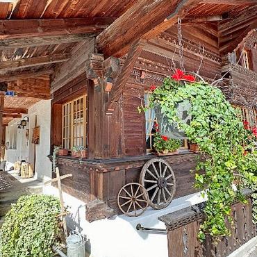 Chalet Simmi in Wimmis überzeugt die Jury mit 25 von 27 Punkten - Das preisgekrönte Chalet Simmi in Wimmis mit dem liebevoll gepflegten Blumenschmuck. FOTO: ZVG