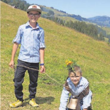 Prachtswetter am Gspan-Sufsunntig - Links: Auch die Kinder hatten ihre «Meisterkuh».