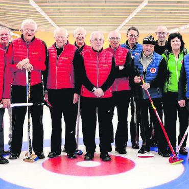 Gstaader Curlingveteranen siegen gegen die Schwyzer Dutch - Schwyzer Dutch (H) links und CC Gstaad Veteranen (V) rechts. FOTO: ZVG