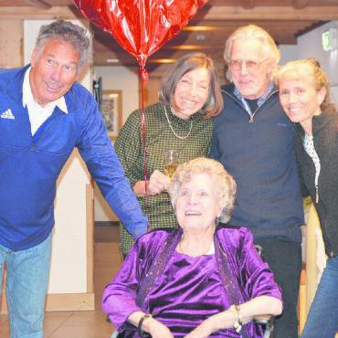 Ein Tag beim «Anzeiger von Saanen» - Bertha Schlaepfer feierte ihren 100. Geburtstag mit ihrer Familie. Auch der «Anzeiger von Saanen» durfte an der Geburtstagstafel Platz nehmen, ebenso Jael Kindler. FOTO: JAEL KINDLER