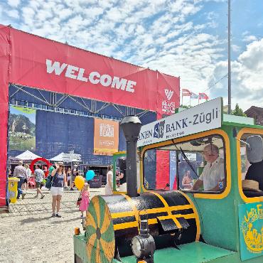Saanen Bank: erfreuliches erstes Halbjahr 2025 - Auch an der Jubiläumsausgabe des Swatch Beach Pro Gstaad Anfang Juli fuhr das Saanen-Bank-Zügli wieder durch die Promenade und hat in viele Kinderaugen ein Leuchten gezaubert. Seit 2007 wird diese Attraktion von der Saanen Bank gesponsert und gehört fast schon wie der Sand zum Beach. Wir freuen uns, nächstes Jahr das 20-jährige Zügli-Jubiläum zu feiern. FOTO: ZVG