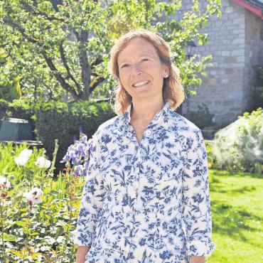 «Es war schön, einen so vielfältigen Beruf wie Hausärztin über Jahre ausüben zu dürfen» - Claudia Sollberger war 30 Jahre Hausärztin in Gstaad. Vor gut zwei Monaten hat sie als Hausärztin aufgehört und widmet sich noch zwei Tage die Woche in Bern ihrem Steckenpferd, der Palliativmedizin. FOTOS: ANITA MOSER