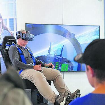 Impressionen: Endlich wieder Gstaader Messe! - Einmal Kampfjet fliegen: der Flugsimulator der Ruag AG.