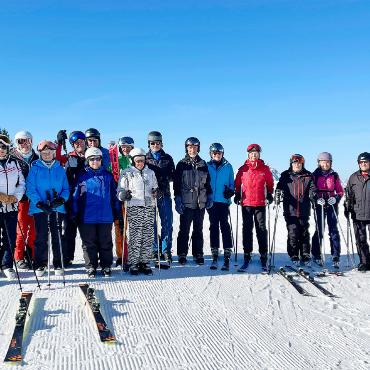 Ein perfekter (Senioren-)Skitag - Blauer Himmel und Sonne satt: 18 Seniorinnen und Senioren – inklusive die Schreibende – genossen zusammen einen wunderbaren Skitag. FOTO: ANITA MOSER