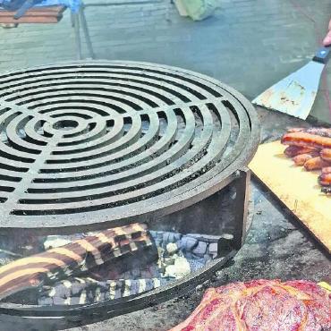 Die Sonne strahlte am Sommerfest mit Markt in Saanen - Kulinarisch gabs unterschiedliche Speisen zu entdecken und geniessen.