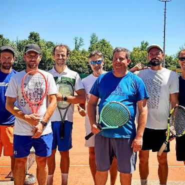 Jungsenioren des TC Gstaad steigen auf - Frisch gebackene Aufsteiger: (von links) Marco Riedi, Daniel Mercier, Michel Zysset, Michel Bacher, Peter Aeschbacher, Marc Morillon, Roger Soller (es fehlt Cedric Hänni). Unten: Abkühlung in der Aare. FOTOS: ZVG