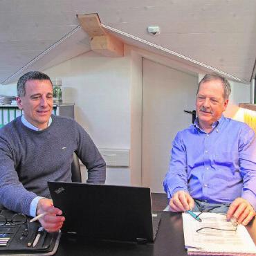 «Zukunft Saanen»: Das ist der Stand der Dinge - Verwaltungsdirektor Roman Gimmel (links) und der Saaner Gemeindepräsident Toni von Grünigen bei der Besprechung der Projekte von «Zukunft Saanen». FOTO: JOCELYNE PAGE