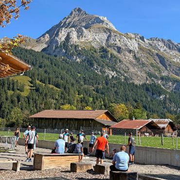 Schlussturnen bei strahlendem Spätsommerwetter - Kräftemessen bei herrlichem Spätsommerwetter.