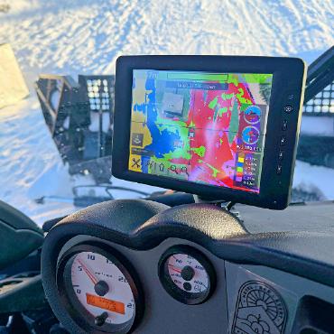 Schnee, Stahl und Sicherheit – die unsichtbare Arbeit der Pistenpräparation - Jede Maschine ist mit einem Schneehöhenmesssystem (Snowsat) ausgestattet.