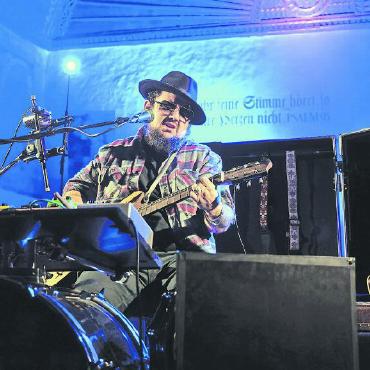 Der Priester des Blues feierte eine «Session» - Marc Amacher brachte Blues in die Zweisimmer Kirche. Und zwar die harte Version des Blues. FOTO: ARMIN BERGER