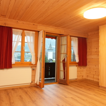 «Glänzt wie früsch!» – Altersheim Sunnebühl feiert Jubiläum und Sanierung - Sandgestrahltes Holz: Die sanierten Zimmer präsentieren sich hell und freundlich. FOTO: JONATHAN SCHOPFER