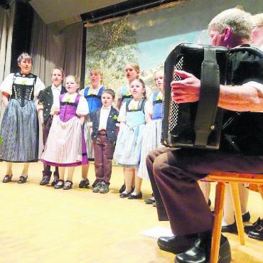 Stimmungsvolle Jodelnacht in Lauenen - Das Chinderchörli Lauenen steht unter der Leitung von Sabine Kunz. Ueli Perreten begleitete seine Lieder gefühlvoll auf der Handorgel.