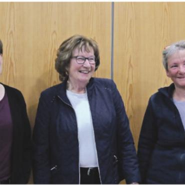 Jahresrückblick 2025 – Wirtschaft: ein Jahr im Zeichen des Wandels - Bei der Volkshochschule Obersimmental-Saanenland übergab Katja Minnig (links) die Geschäftsstellenleitung an Helen Begert (rechts). In der Mitte: Präsidentin Brigitte Zahnd.
FOTO: JENNY STERCHI