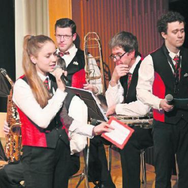 Unterwegs mit der Musikgesellschaft Gstaad - Katz und Maus: Silina von Siebenthal und Elia Lustenberger hatten sich eine ebenso kecke wie charmante Moderation zurechtgelegt.