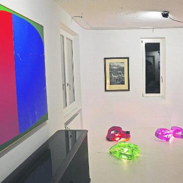 Künstlerische Dokumentationen mit Lokalbezug - In der Mitte ist das historische Bild des Geltentals von Louis Naegeli, darum herum die modernen Kunstwerke.