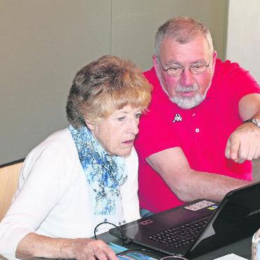 Computeria: Ein Angebot für Personen im Seniorenalter - Bernhard Aegerter erklärt einer Teilnehmerin, wie es geht. FOTO: ZVG