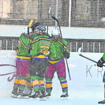 Kanadischer Triumph am 21. Seniorenhockeyturnier - Während die Kanadier ihr viertes Goal bejubelten, …