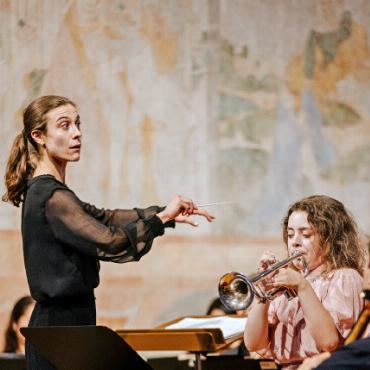 Junge Musiker – spannendes, lebendiges Erlebnis - Dirigiert wird auch mit dem Gesicht, wie bei Nina Haug (links) zu beobachten war. FOTO: THERESA PEWAL