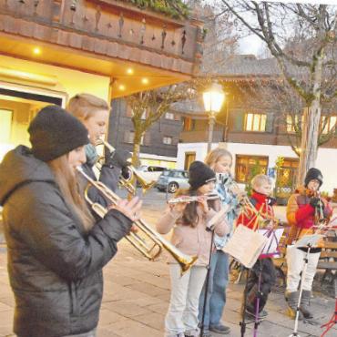 Samichlöisla, so weit das Auge reicht - Die Musikschülerinnen und -schüler unter der Leitung von Rita Walker