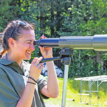 Jagd ist mehr als das Erlegen von Tieren - Timna Schild, Jägerin in Ausbildung, betreute den Stand im Distanzschätzen.