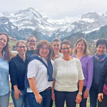 Neue Co-Präsidentin für den Frauenverein Lauenen - Der Vorstand in neuer Zusammensetzung: v.l. Anja Auger (neu), Monika von Siebenthal, Christa Reichenbach (neu), die neue Co-Präsidentin Barbara Zumbrunnen, Martina von Siebenthal, Co-Präsidentin Therese Trachsel, Julia Perreten, Rita Annen und Silvia Reichenbach.    FOTOS: ZVG