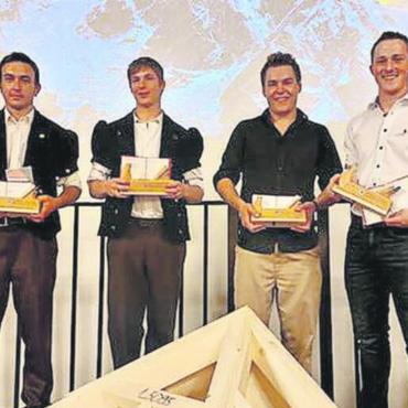 Junge diplomierte Zimmerleute EFZ und Holzbearbeiter EBA - Aus dem Saanenland durften sich Martin Aellen und Ueli Perreten (Erster und Zweiter v.l.) über den Hobel als Auszeichnung für die EFZ‑Bestnote freuen. FOTO: ZVG