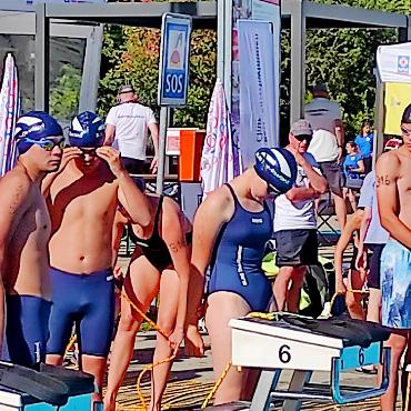Lederne Medaillen für Saaner Rettungsschwimmer:innen - Volle Konzentration vor der Rettungsleinenstaffel. Sharleen beim Startsprung.