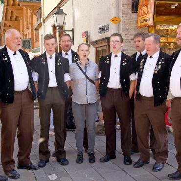 Zehn Jahre Züglete: Gstaad feiert Tradition mit Herz - Jodlerklub Siehen in Aktion. FOTO: SONJA WOLF