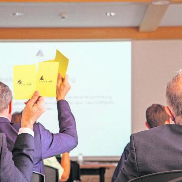 Die Gstaad Airport AG hat eine neue Geschäftsleitung - Alle Anträge angenommen: Nach einer effizienten Stunde war die Generalversammlung der Flugplatzgenossenschaft Gstaad-Saanenland abgeschlossen. FOTOS: JOCELYNE PAGE