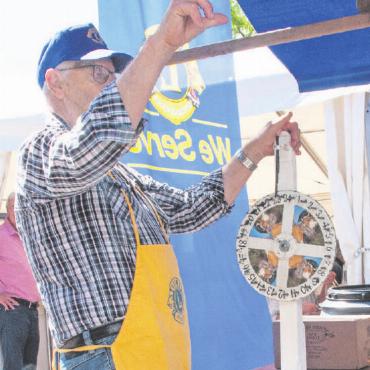 Rares an der Brocante & Markt in Saanen - Mit dem «Redle» konnte man beim Lions-Club Gstaad-Saanenland unter Einsatz von 5 Franken eine Flasche Wein gewinnen.